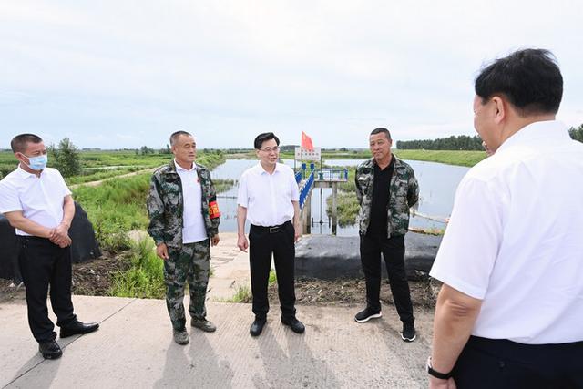 防汛常規物資中主要包含麻袋吸水膨脹袋,無紡布吸水膨脹袋,防汛沙袋,防汛噸袋,防汛編織袋,雨衣,雨靴,雨傘,彩條布,工兵鏟,十字鎬,八磅錘,應急救生包等。