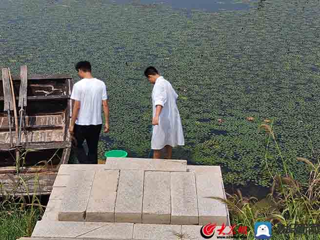 防汛常規物資中主要包含麻袋吸水膨脹袋,無紡布吸水膨脹袋,防汛沙袋,防汛噸袋,防汛編織袋,雨衣,雨靴,雨傘,彩條布,工兵鏟,十字鎬,八磅錘,應急救生包等。