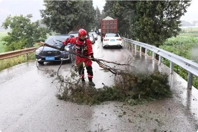 麒麟區遭暴雨突襲|部分道路積水嚴重，消防緊急排澇解憂